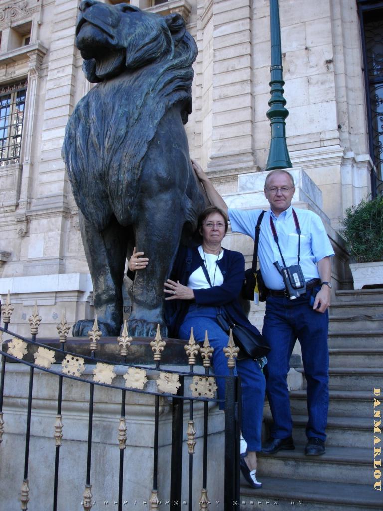 ORAN 10 2005 089 LA MAIRIE ET UN DES LIONS DE 1888 D AUGUSTE CAIN AVEC ML ET G.JPG